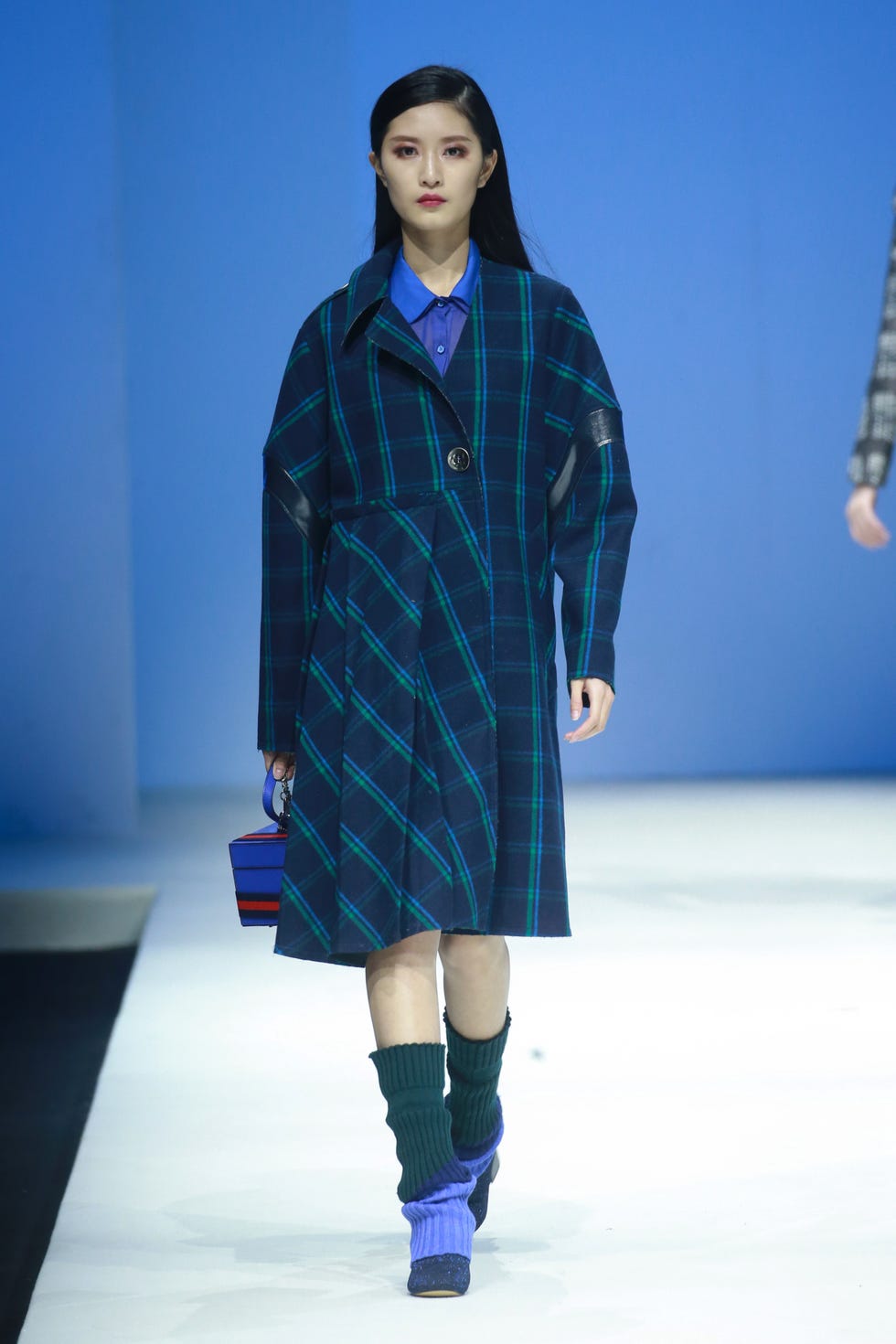 Fashion show, Fashion model, Fashion, Runway, Clothing, Blue, Outerwear, Fashion design, Pattern, Tartan, 