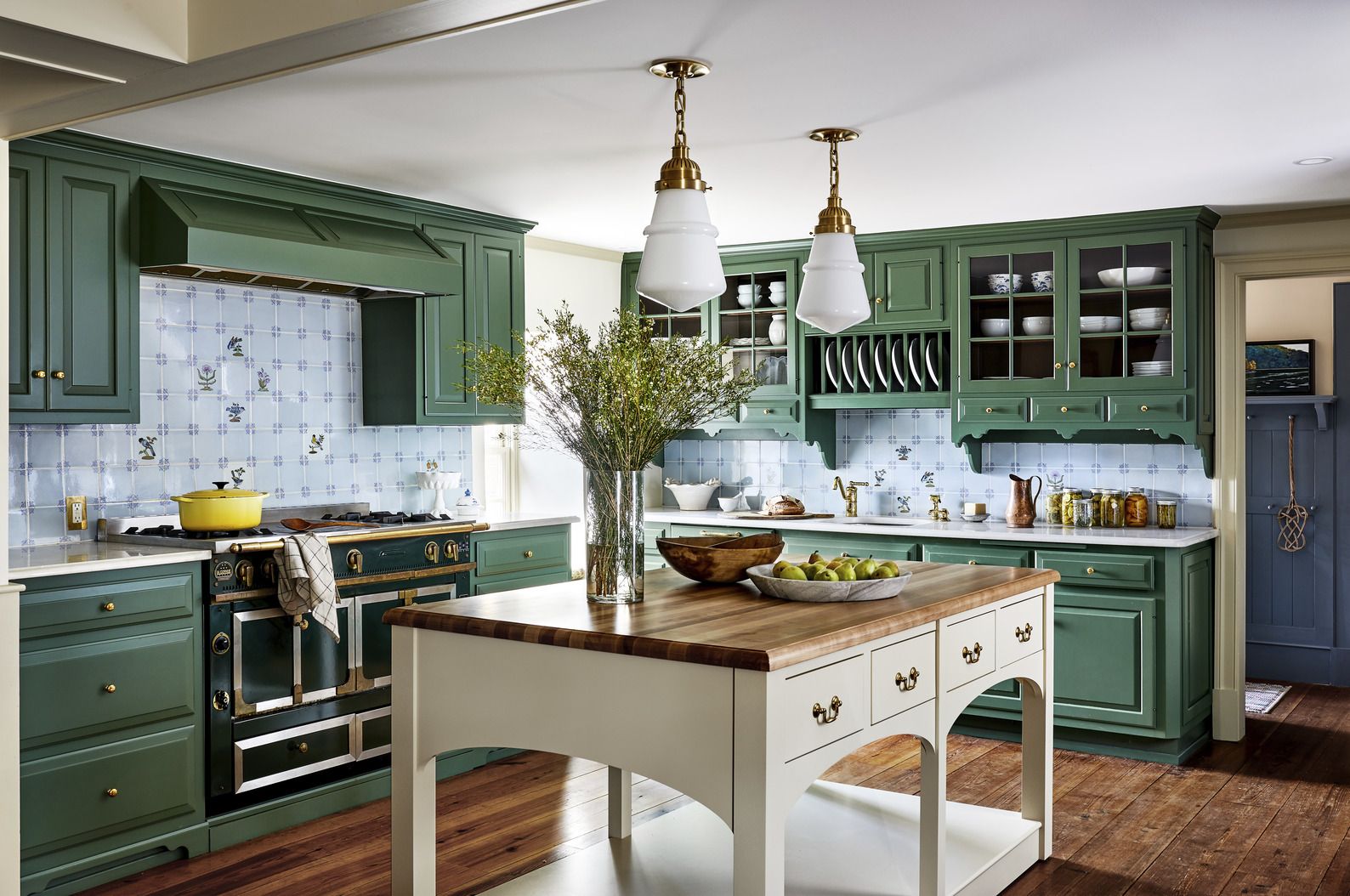 Transform Your Kitchen with the Bold Contrast of Dark Upper Cabinets ...