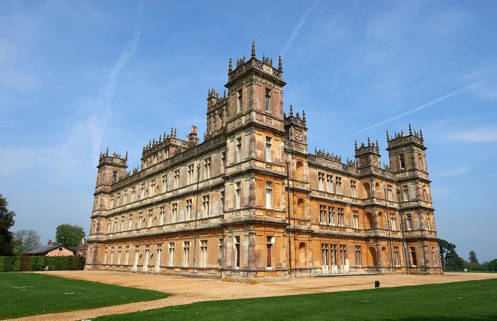 Landmark, Architecture, Building, Château, Estate, Classical architecture, Stately home, Palace, Medieval architecture, Sky, 