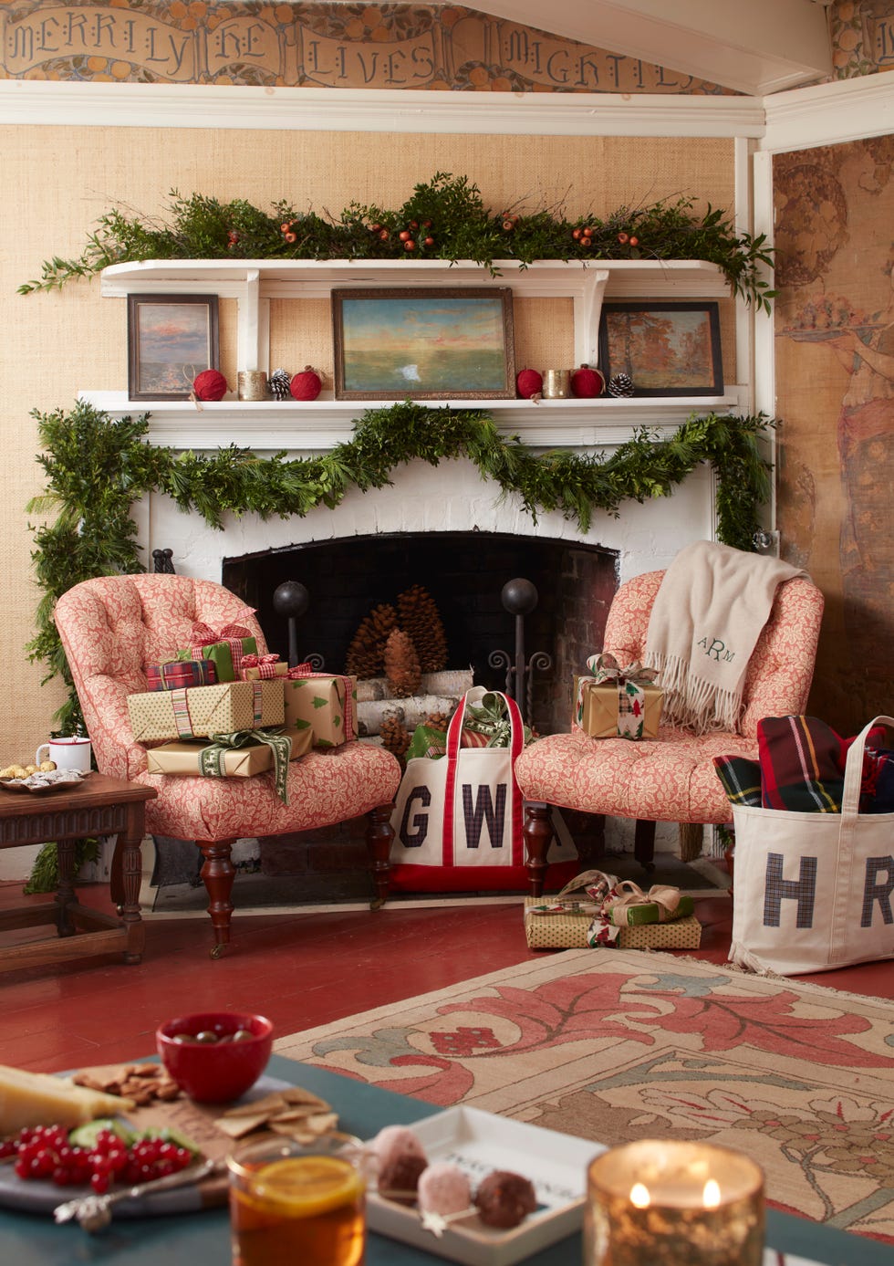 Christmas Mantel Ideas That Anyone Could Pull Off