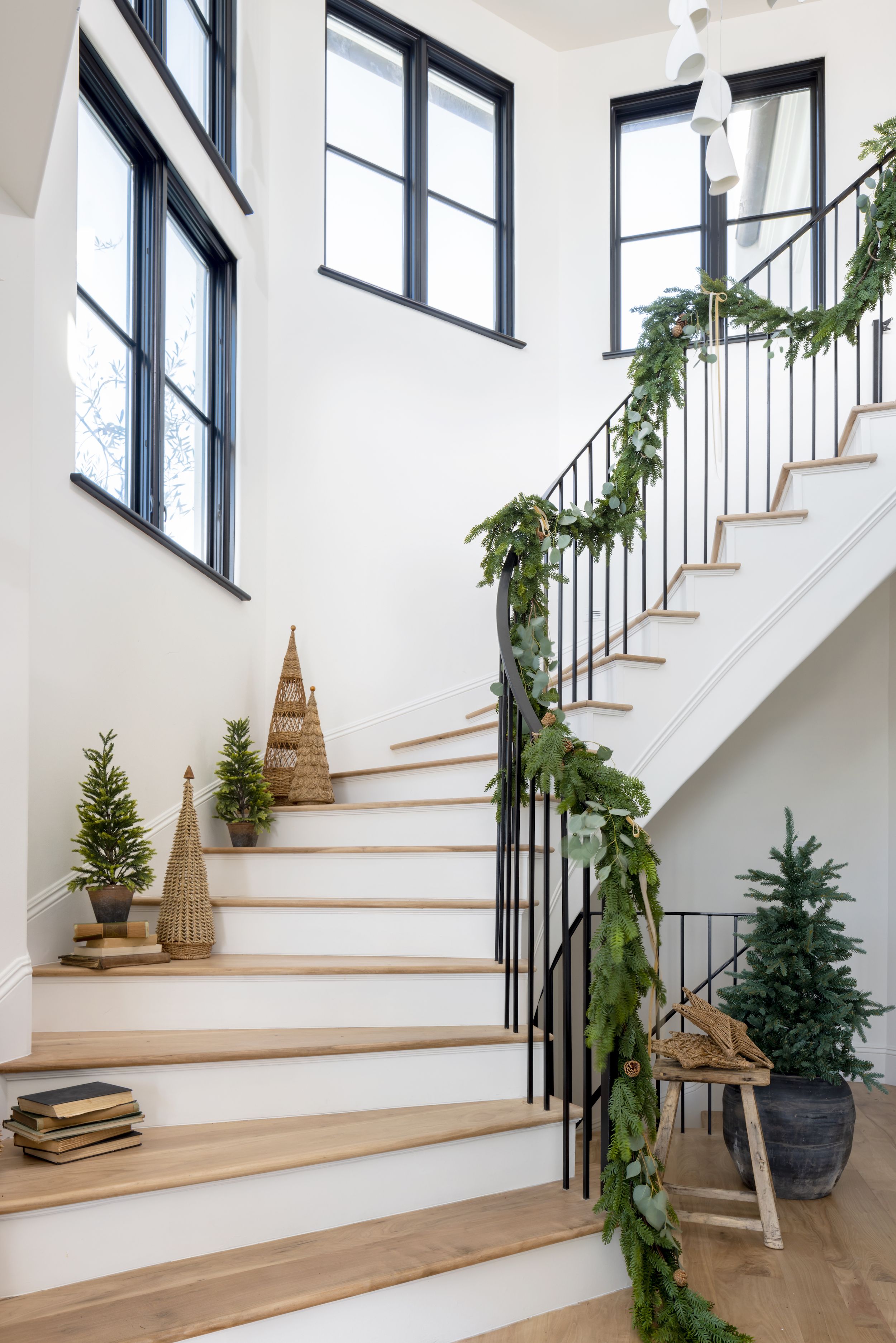 34 Top Christmas Stairway Decor Ideas - Christmas Staircase Decorating Tips