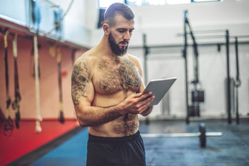 strong man is doing cross training exercise