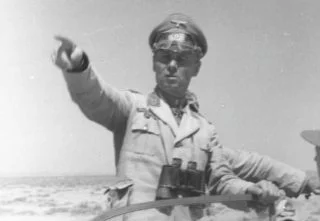 Erwin Rommel in Noord-Afrika, 1942 (CC BY-SA 3.0 de - Bundesarchiv - wiki)