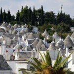 Zicht op Alberobello met zijn kenmerkende trulli