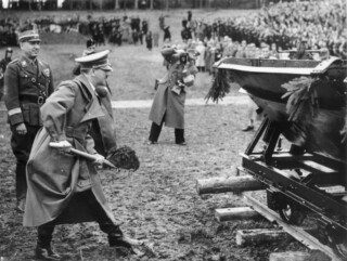 Hitler start ceremonieel de graafwerkzaamheden voor de eerste Oostenrijkse Autobahn, 1938