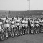 Nederlandse ploeg aan de start in het Olympisch Stadion in Amsterdam, 8 juli 1954