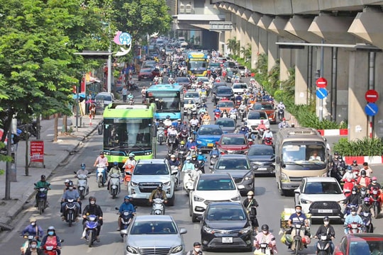 Xử lý các điểm ùn tắc giao thông tại Hà Nội: Kết hợp giải pháp trước mắt và lâu dài