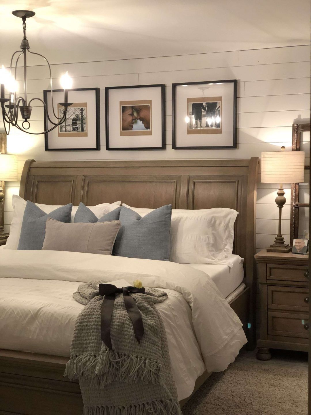 25 Inviting And Cozy Farmhouse Bedroom (The Visual Treats) - A1