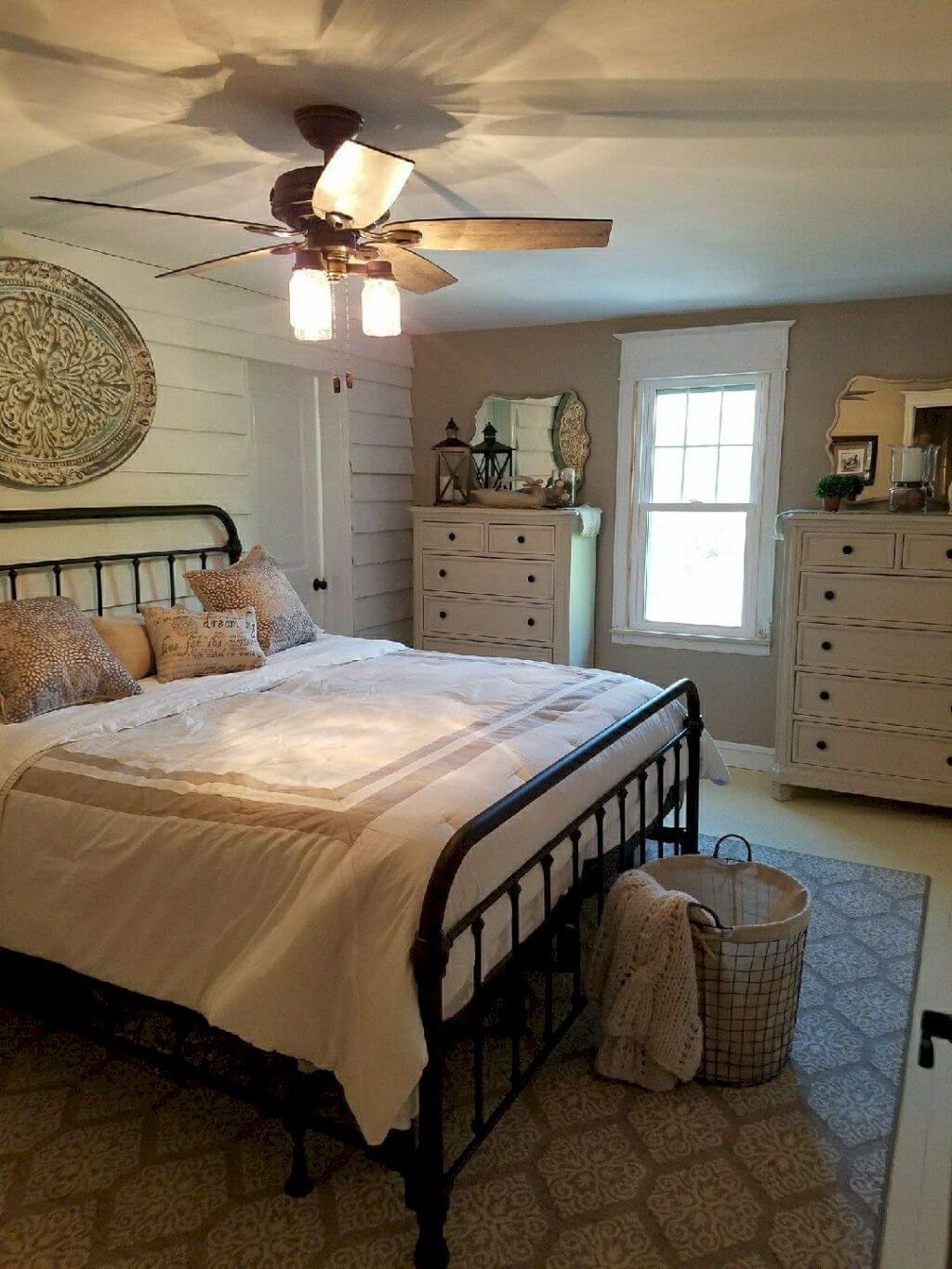 25 Inviting And Cozy Farmhouse Bedroom (The Visual Treats) - A16