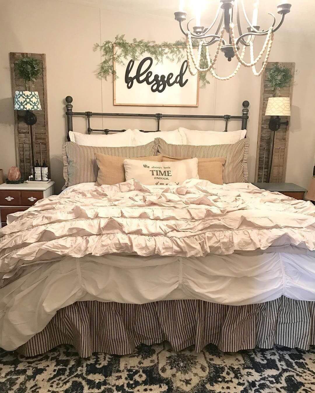 25 Inviting And Cozy Farmhouse Bedroom (The Visual Treats) - A4