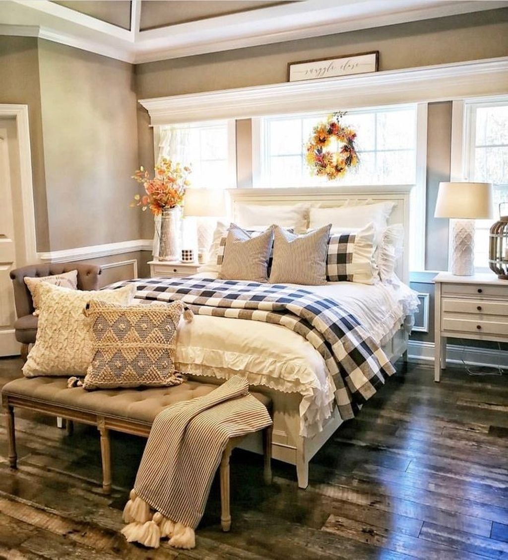 25 Inviting And Cozy Farmhouse Bedroom (The Visual Treats) - A5