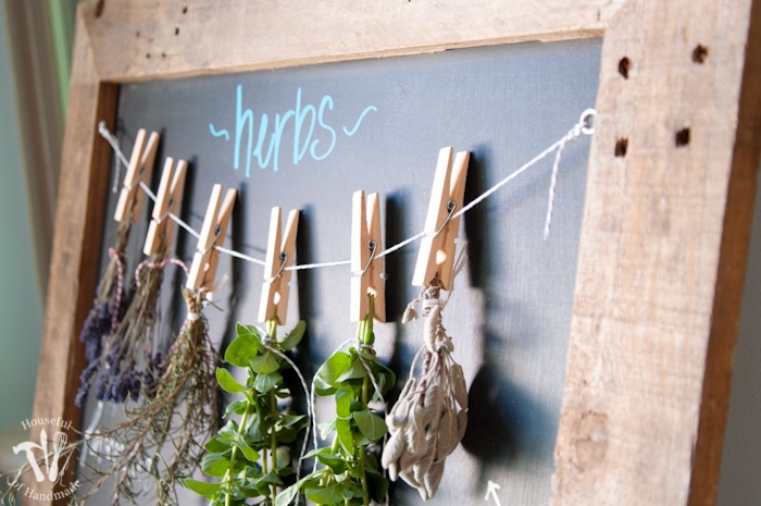 Make drying your herbs a part of your decor with this DIY rustic chalkboard herb drying rack. It's made from an old pallet and makes preserving herbs beautiful. | Housefulofhandmade.com