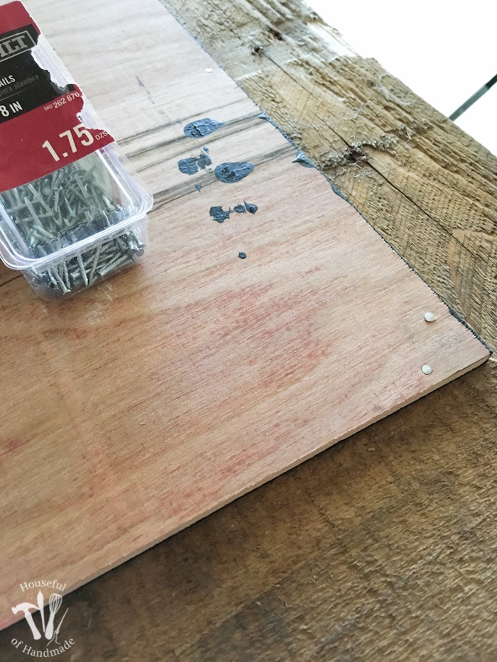 Make drying your herbs a part of your decor with this DIY rustic chalkboard herb drying rack. It's made from an old pallet and makes preserving herbs beautiful. | Housefulofhandmade.com