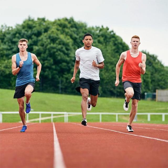 男子400Mで何度も局部露出の珍事　数回のポジション訂正、押さえつけながら走るも最下位に沈む