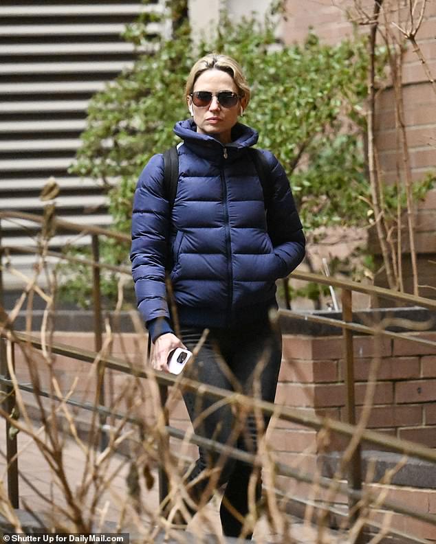 Amy Robach leaves T.J. Holmes apartment after his ex-wife speaks out ...