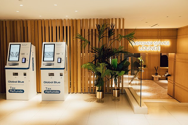 You'll find stylish lounges at El Corte Inglés where you can claim your tax in comfort