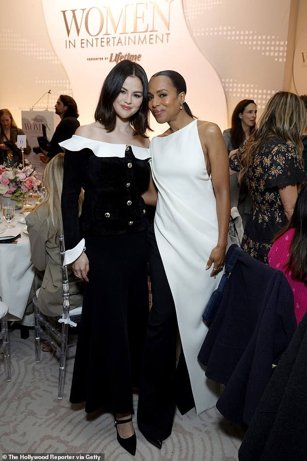 Selena and Kerry also struck a pose together inside the event