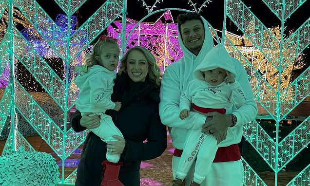 Patrick and Brittany Mahomes get into the Christmas spirit with their kids on ice skating