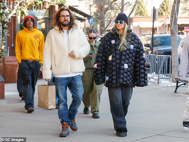 Tom looked equally as relaxed but contrasted his Victoria's Secret Angel wife and opted for a pair of blue jeans and a white T-shirt underneath a white fleece