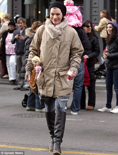 Milla Jovovich and her family as they enjoy Santa Claus Parade | Daily ...