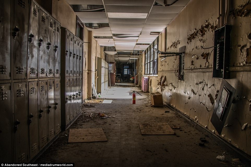 Fascinating pictures of an old abandoned school capture a once thriving building sliding into decay. Chemical City School, a century old college in Birmingham, Alabama closed its doors for the final time ten years ago, leaving books still on the desks, jars on the shelves and graffiti painted across the walls