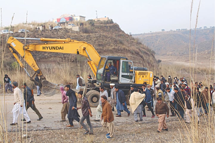 Daducha Dam affectees gather at the construction site | Sibte Hassan Turi