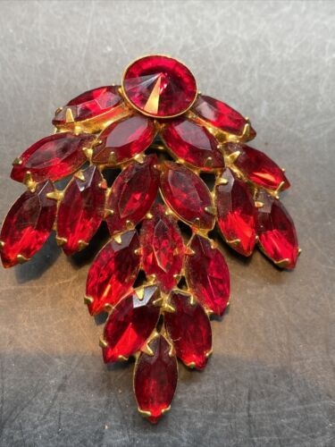 Vintage Amazing Ruby rivoli  red rhinestone pin br