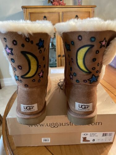 UGG Women's Bailey Button Boots - Chestnut - hand 