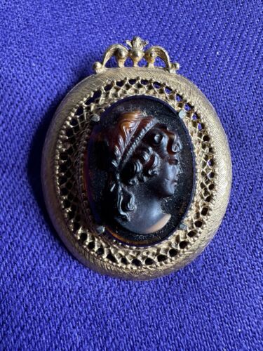 Vintage Elegant Florenza Gold Tone Cameo Brooch