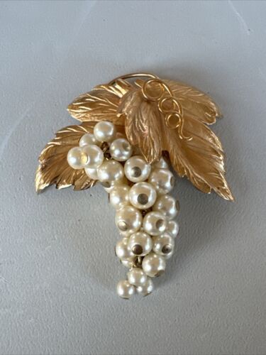 Vintage Gold Tone NAPIER Faux Grape Pearls Leaf Br