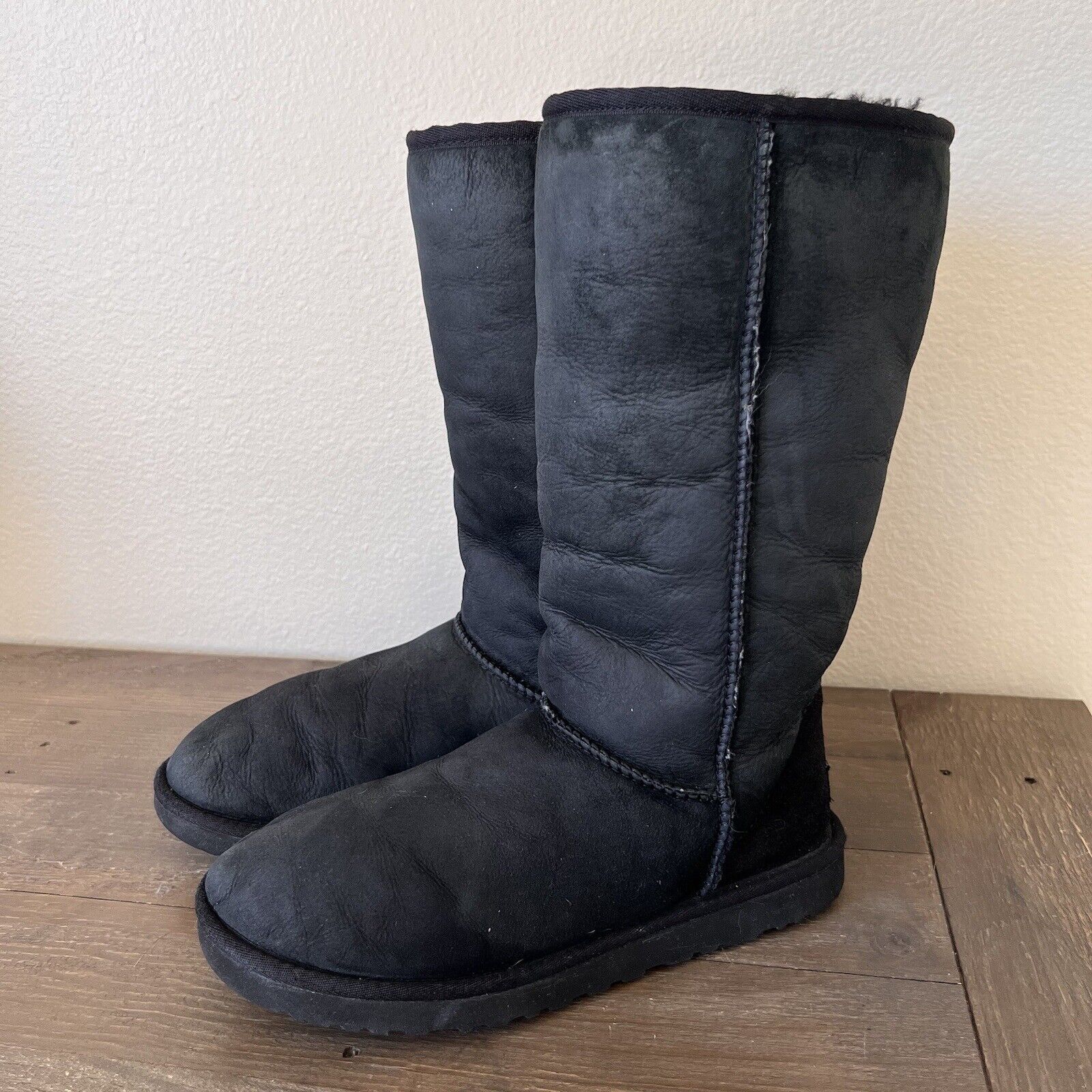 UGG Classic Australia Black Size 9 - image 2