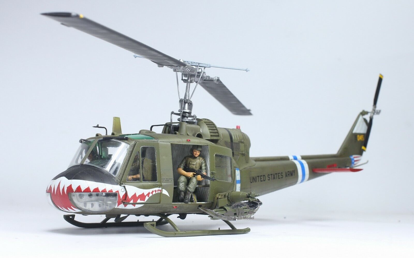 (Pre-Order) UH-1C Gunship Huey /w 04 crews Vietnam war 1:35 Pro Built ...