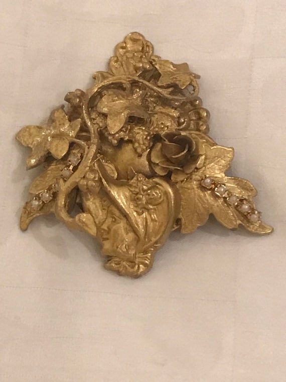 Unique, 3D Gold tone Broach