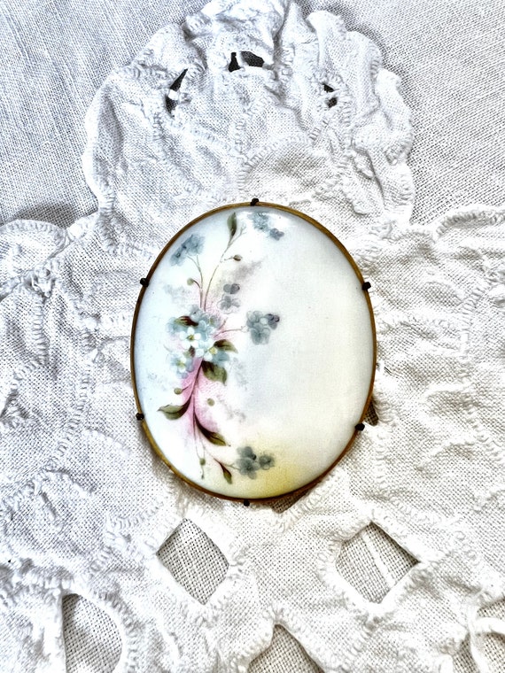 Antique Victorian Hand Painted Brooch