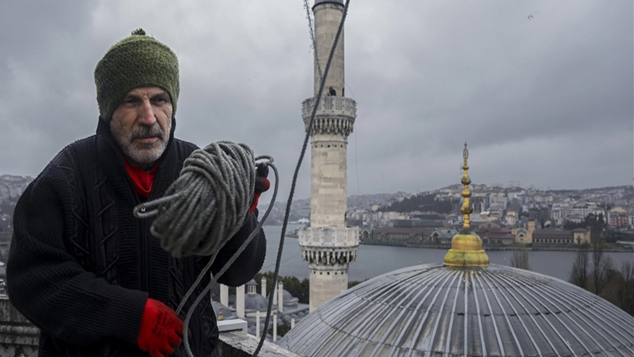 İstanbul'da ramazanın ilk mahyası Eyüp Sultan Camisi'ne asıldı