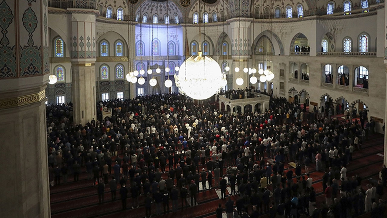 Bayram namazı saat kaçta kılınacak? Diyanet İşleri Başkanlığı açıkladı 2023 il il Ramazan Bayramı namaz vakitleri