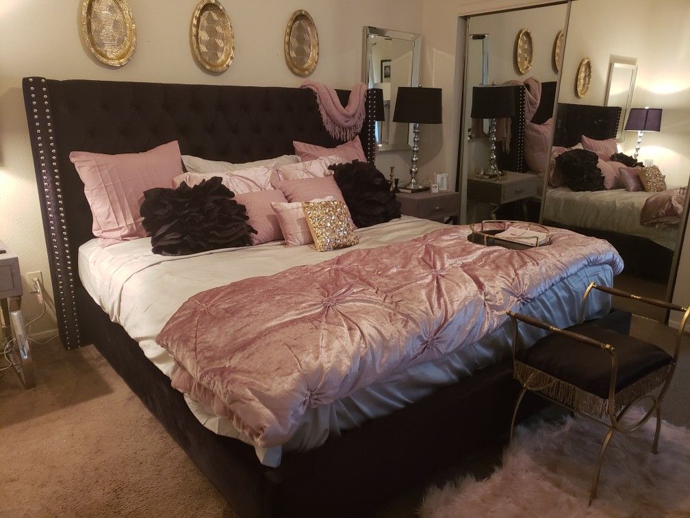 Black tufted bed with pink, gold & silver accents. | Pink bedrooms ...