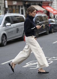 How To Style Wide Leg Jeans: The Do's, Don'ts + Outfits for 2024