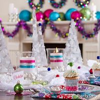 <3 this sparkly snowflake-themed Christmas table! Feels magical and modern with the jewel-tone accents.