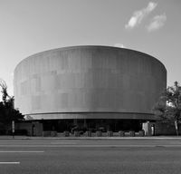 The Hirshhorn by Skidmore, Owings & Merrill. The sculpture garden removes visitors from the bustle of tourists and food-trucks, while the revolving exhibitions in the museum itself are curated to make best use of curving galleries. Photography: Deane Madsen #washingtondc #architecture #brutalism