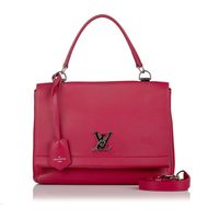 This beautiful Louis Vuitton Lockme II was made of pink leather. The Bag features a flat leather handle, a detachable shoulder strap, a flap with a silver twist closure and slip pockets inside. The Bag is in the hand or arm , but also over the shoulder thanks to the removable strap.