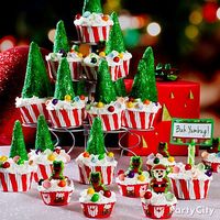 We <3 Christmas cupcakes! These clever tree cupcakes are made with ice cream cones + frosting + sugar sprinkles-n-candy. Click for more YUM ideas!