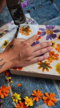 🌸Flower pounding or Hapazome is an ancient technique of pounding flowers into cloth. Here, I’m exploring pounding flowers into wood as an alternative surface… the possibilities are endless. I have a beautiful chunk of wood given to me by my friends at @j.martinez.woodwork who are master carpenters. Working with quality materials like this really gives the whole process an extra edge of pleasure. I’m hoping they will give me a bench next 😉 It’s not the end of summer yet but the heat has de...