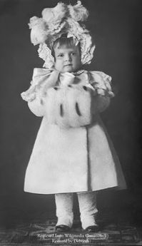 Katharine Lane Weems as a young girl, ca. 1902.
Photographer: Alice Austin
Date	1 January 1902, 11:12:02
Source	https://www.flickr.com/photos/schlesinger_library/14827604012/
Author	Schlesinger Library, RIAS, Harvard University	
Alice AustinPortraits