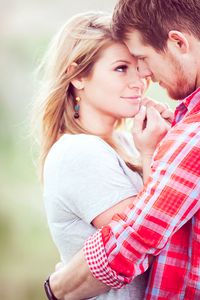 Love this pose | Looking at each other | Couples and engagements photography | Photo idea | Outside session