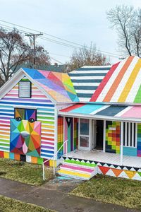 Psychedelic shapes and colours cover this Arkansas home, which has been drenched in rainbow paint by street artist Okuda San Miguel. The artwork is designed to inject new life into the surrounding area of Fort Smith, particularly for the students of the nearby high school – which the artist says can watch the house change over the seasons. Photography: Justkids #artspace #art #installation #artist