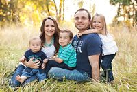 family pose photography