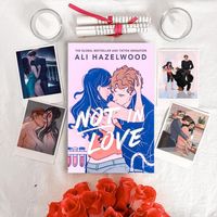 #resenhadobabado Not In Love - @alihazelwood Thanks @prhinternational for this ARC! "If I were able to love someone, I would choose you. In that timeline, I would want it to be you." Ali Hazelwood está quase uma Thanos dos livros, querendo coletar publicações em vários gêneros diferentes. Nesse caso, como a própria autora deixou claro, é menos que uma comédia romântica e mais como um romance erótico. Em partes concordo com ela, já que temos bem mais cenas quentes entre o casal, se iniciand...