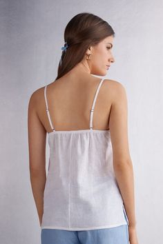 Top in pure linen that can be used either with jeans to wear during the day or as a comfortable pajama top. Chic Unlined Top For Daywear, Casual Cami Sleepwear For Vacation, Spring Cami Top For Relaxation, V-neck Tops For Summer Relaxation, Unlined Cotton Tops For Summer, Spring Cotton Camisole For Relaxation, Cotton Cami Sleepwear For Vacation, Casual Camisole Tops For Relaxation, Relaxed Fit Unlined Tops