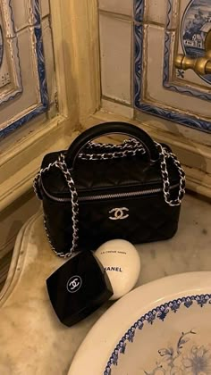 #chanel #chanelmakeup #bag #bagsandpurses #black Freetime Activities, Chanel Aesthetic, Chanel Makeup, Luxe Life, Chanel Purse, Fancy Bags, Designer Handbag, Old Money Aesthetic, Chanel Black